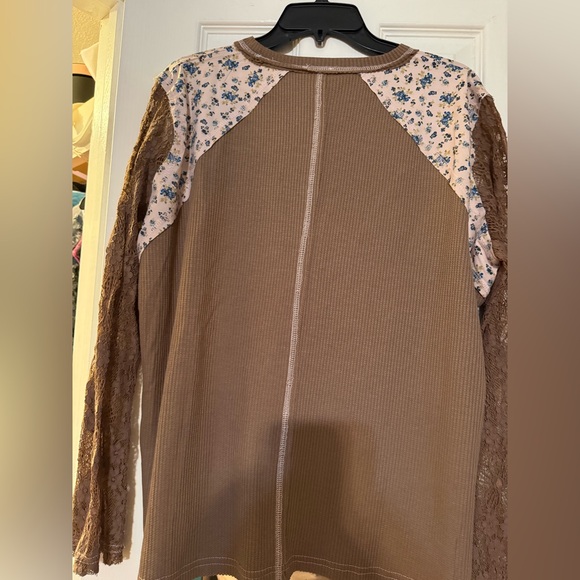 POL Brown Floral Applique Lace Sleeve Top - Picture 6 of 6